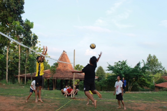 Para peserta bermain bola nvoli 1